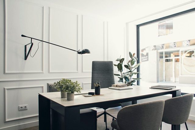 Sala de despacho de Catena Abogados en Algemesí, con mesa de reuniones y luz natural